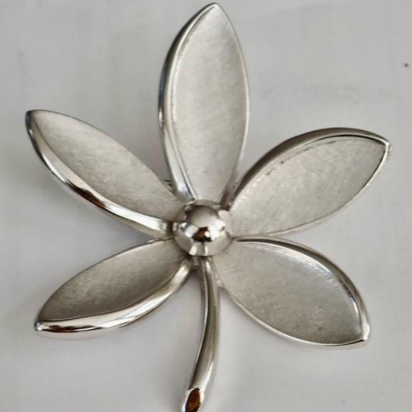 Crown Trifari Silver Tone Brooch Flower Plumeria Mid-Century Modern Vintage MCMM - Picture 3 of 8